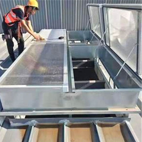 屋顶采光天窗作业中...